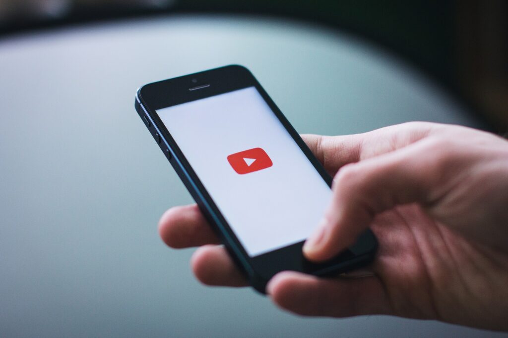 スマホでYouTubeを開いている人