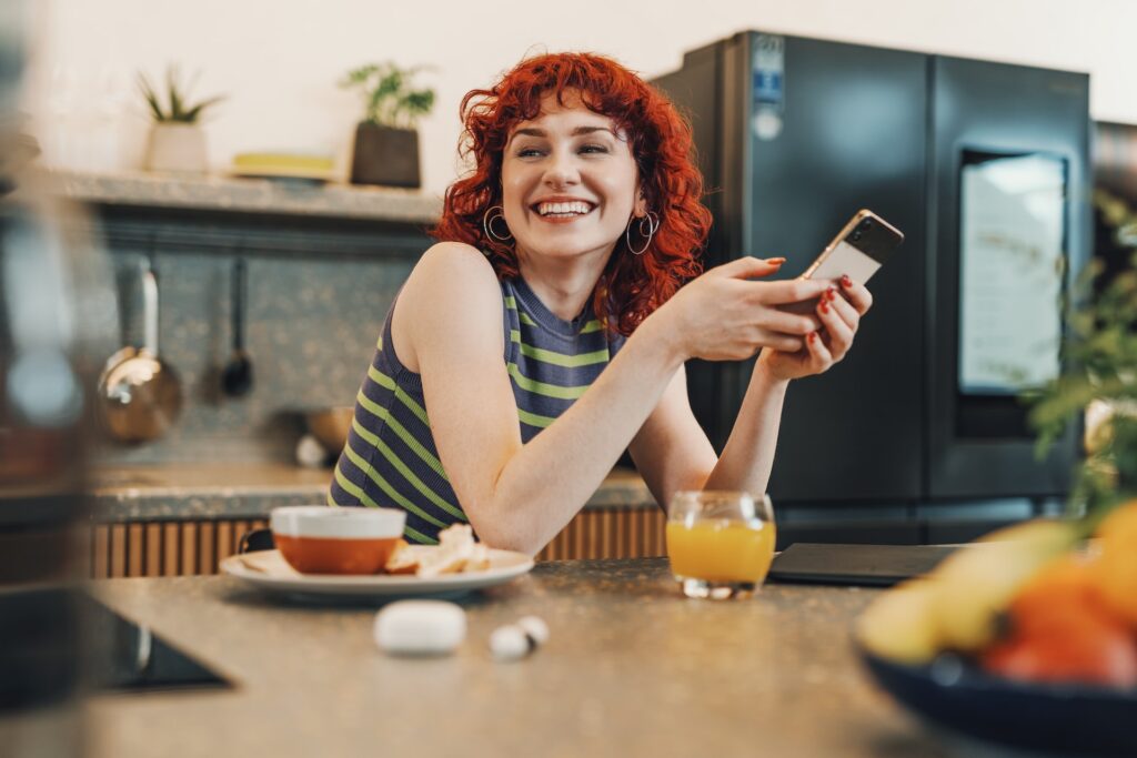 スマホ片手に楽しそうにする女性